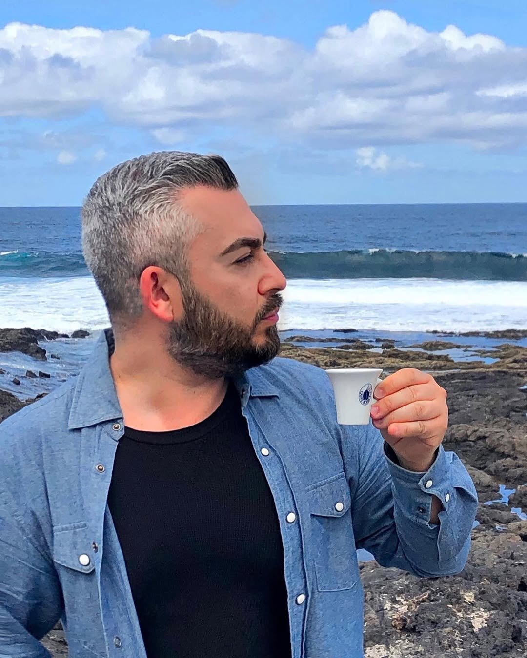 Antonio Lagani in camicia di jeans sulla scogliera di Lanzarote
