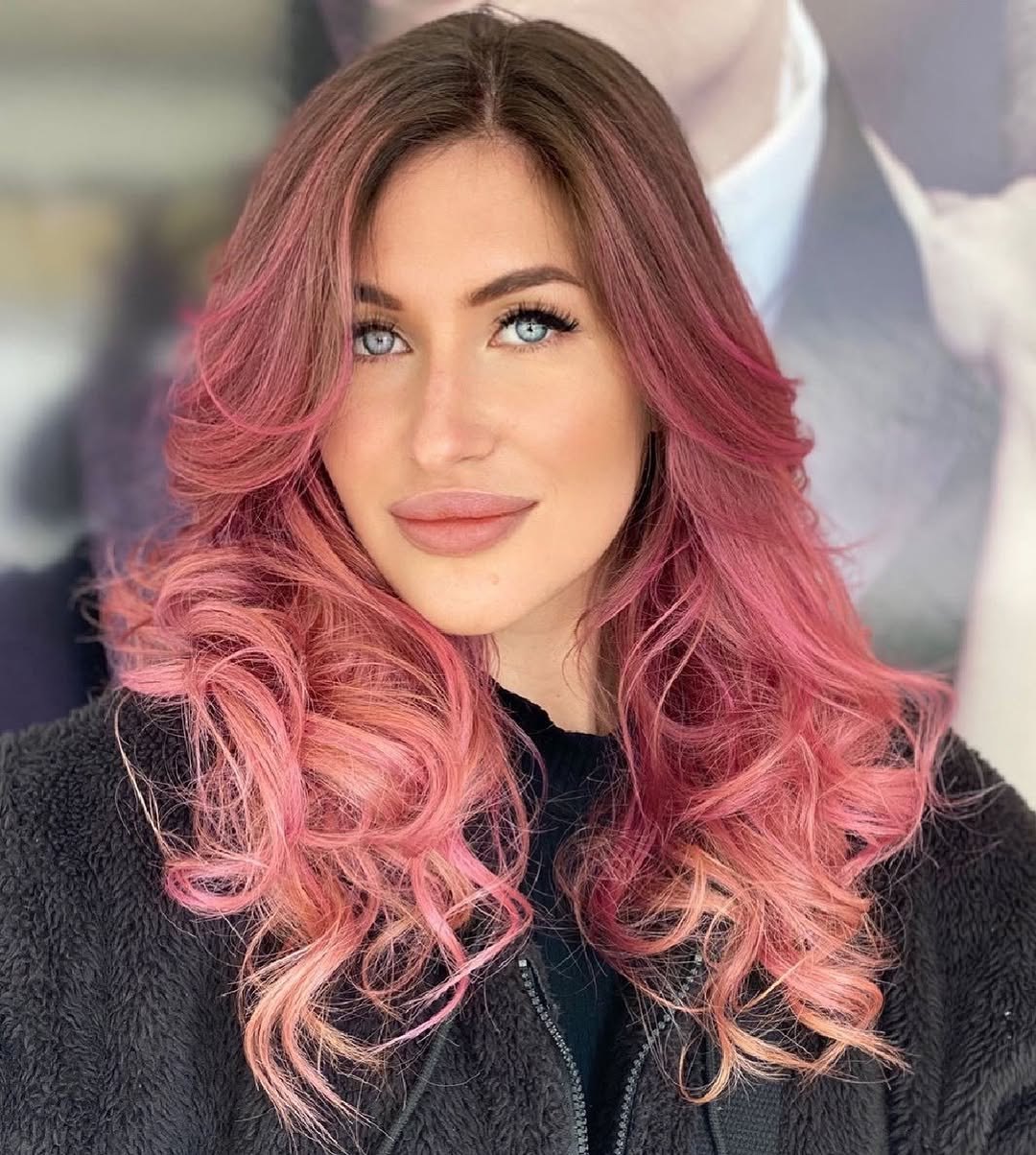 Ragazza con capelli rosa e trucco naturale luminoso