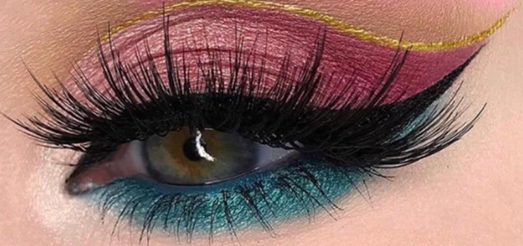 Trucco occhi rosa e verde petrolio con eyeliner dorato, ispirato al mare di Favignana